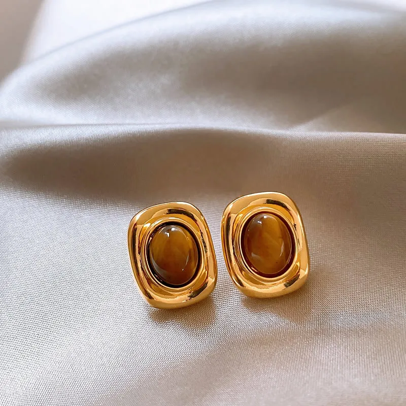 Серьги-гвоздики в золотом квадратной металлической оправе