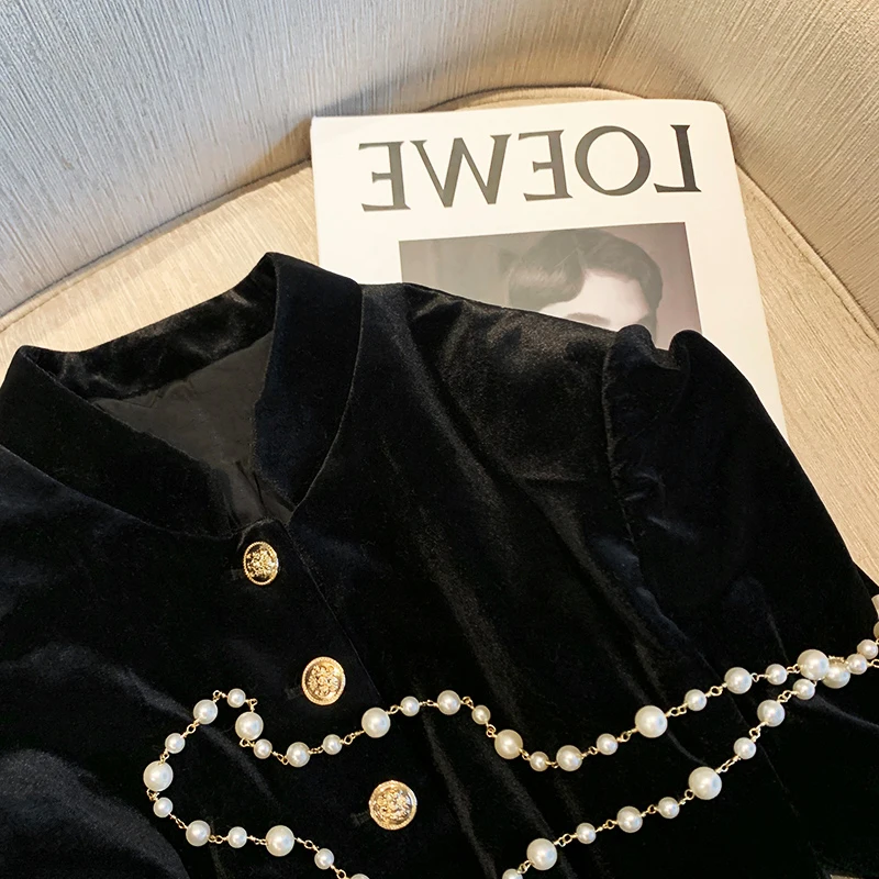 Женский бархатный короткий жакет черный однобортный с воротником-стойкой и