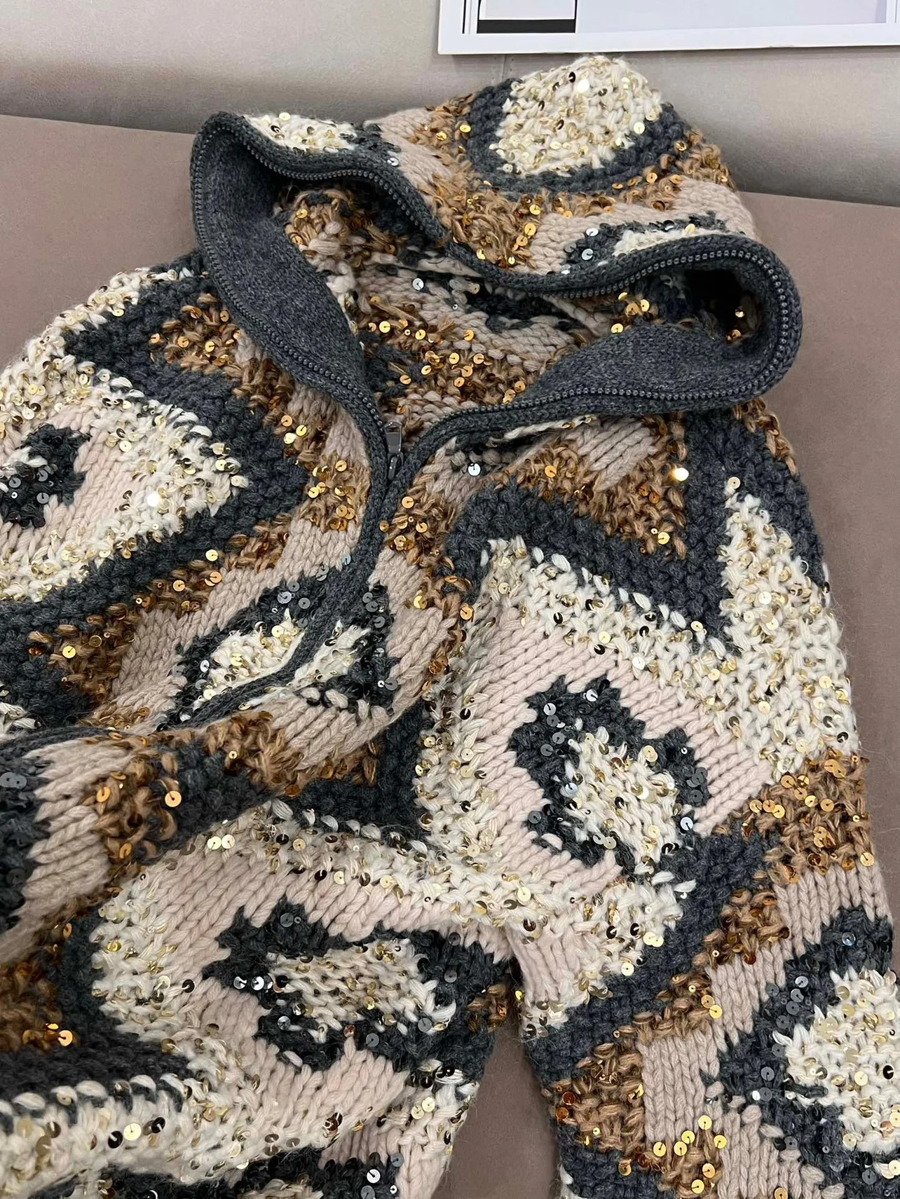 Рисунок 4 - Женский трикотажный свитер с капюшоном