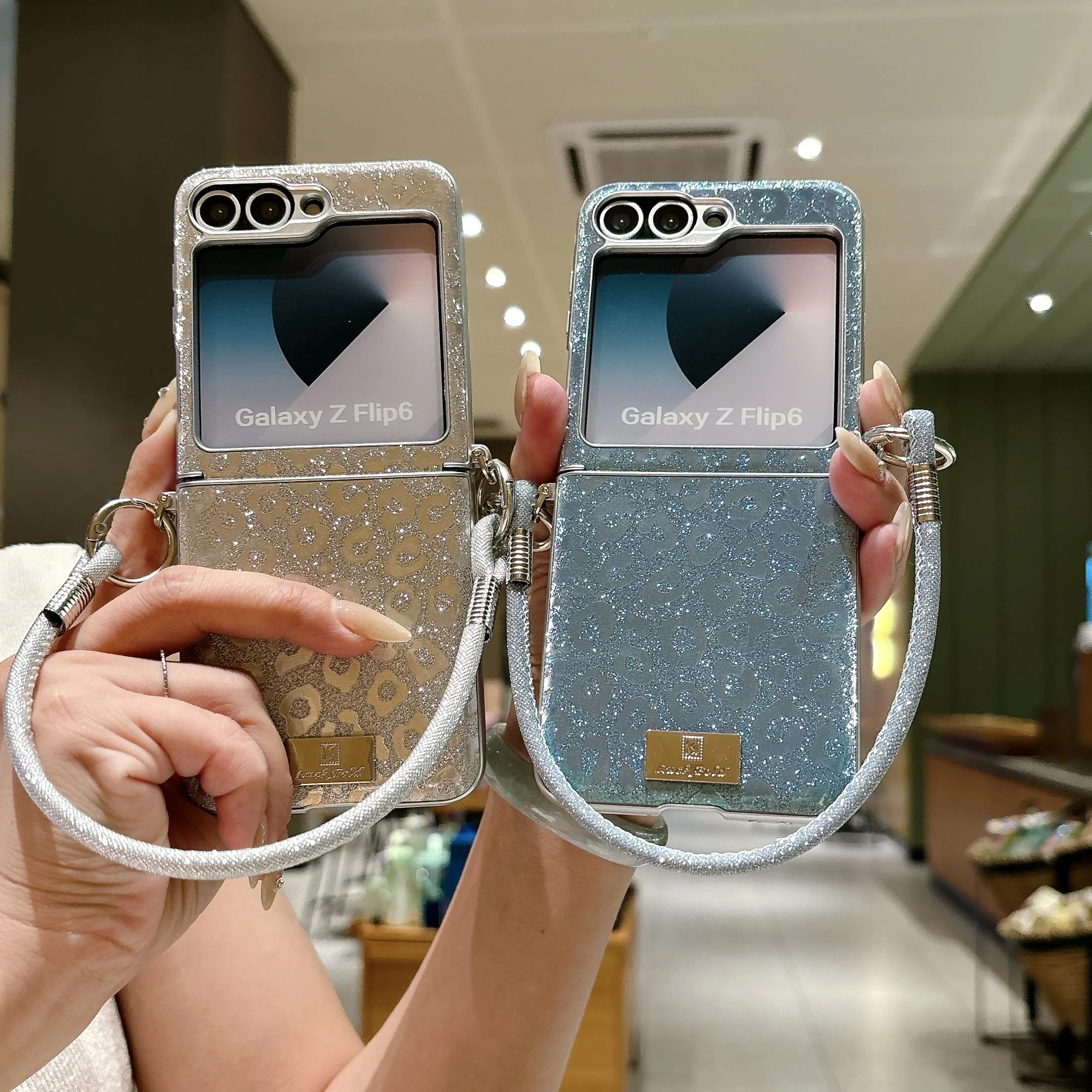 Фото Модный кожаный чехол с блестками и леопардовым принтом для Samsung Z Flip 7 FE 6 5 4 3, удобный, ударопрочный, с ремешком на запястье №3