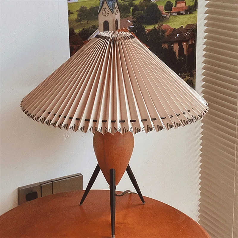 

2022 Оригинальные Современные креативные настольные лампы, светодиодные коричневые настольные лампы, белый плиссированный абажур, декорати...