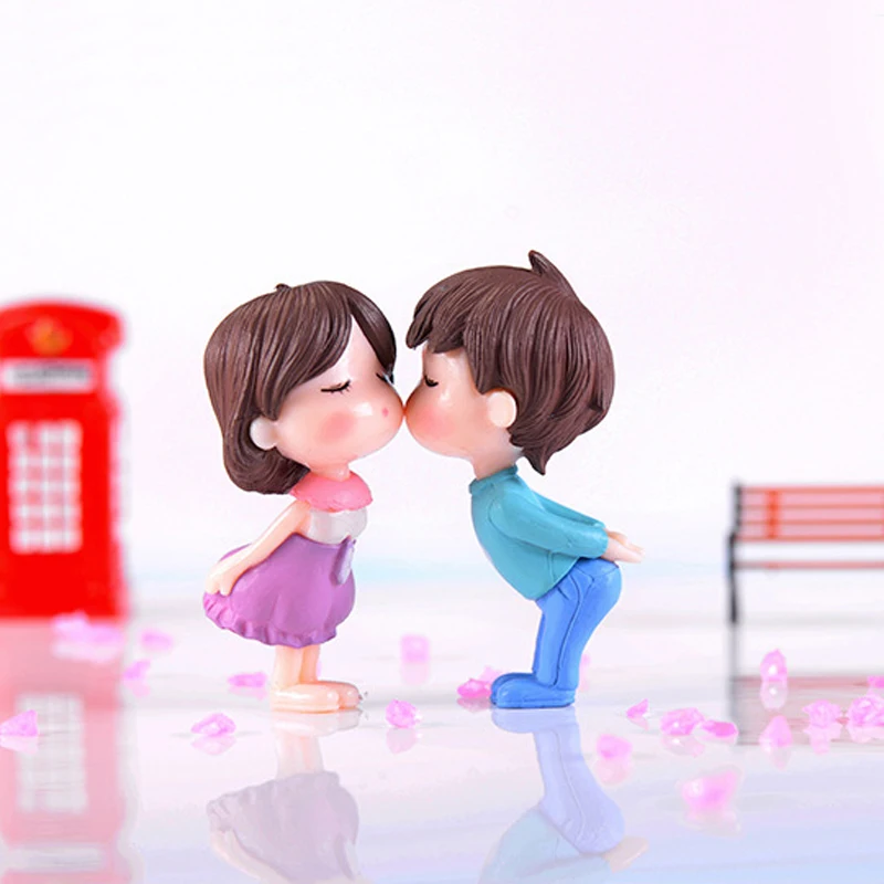 

1Pair Cute Kiss Couple Lovers Resin Figurines Miniature Craft Ornament Fairy Garden Desktop Home Decor Accessories