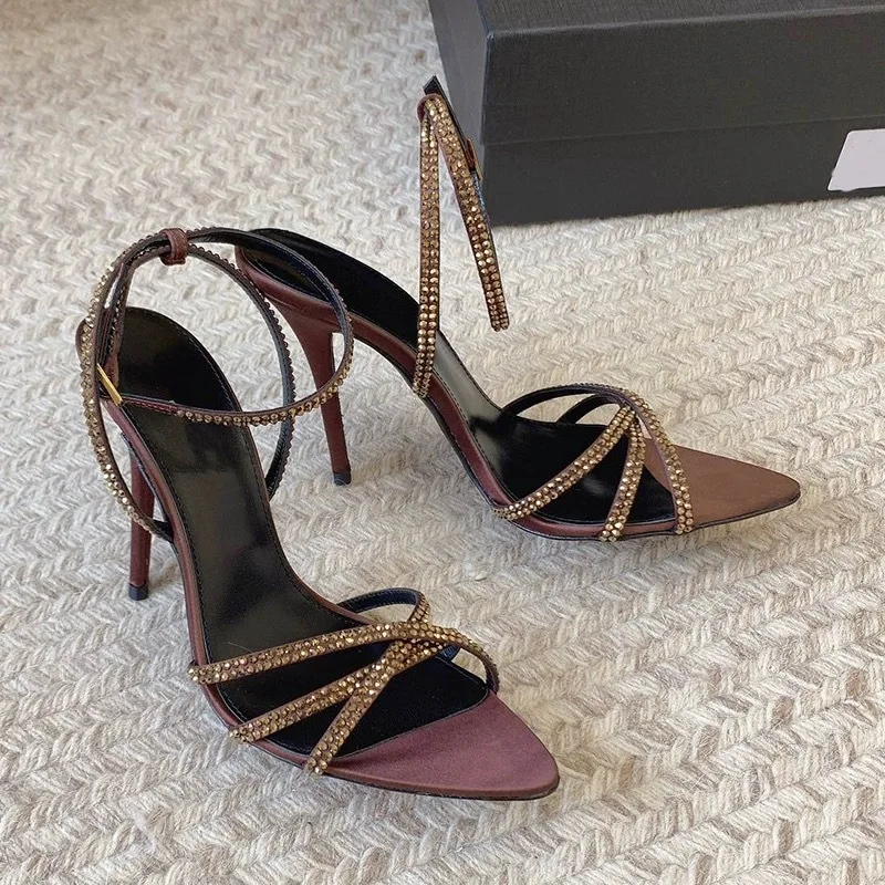 Женские босоножки на высоком каблуке черные с ремешком через плечо и шелковым