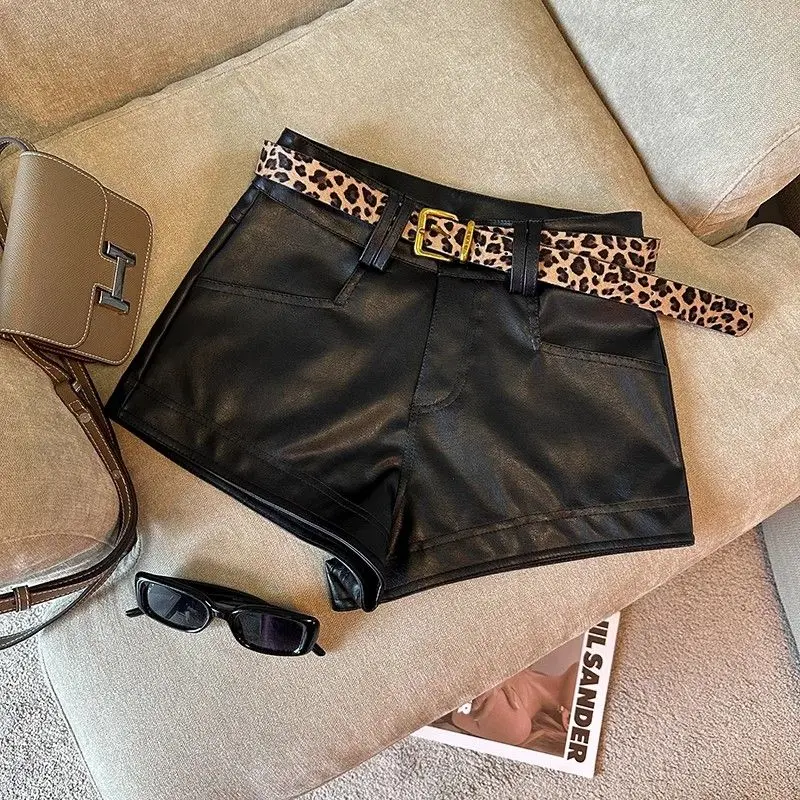 Американские черные шорты из искусственной кожи для женщин осенью и зимой.