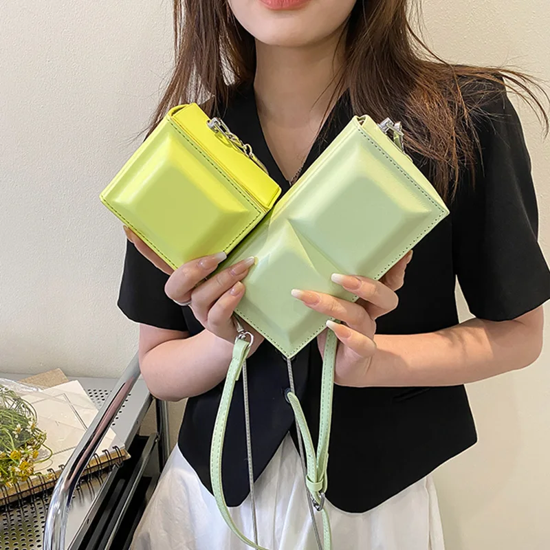 

Сумка на плечо женская из экокожи, роскошный саквояж на цепочке, маленькая сумочка кросс-боди фиолетового и розового цвета с клапаном для ве...