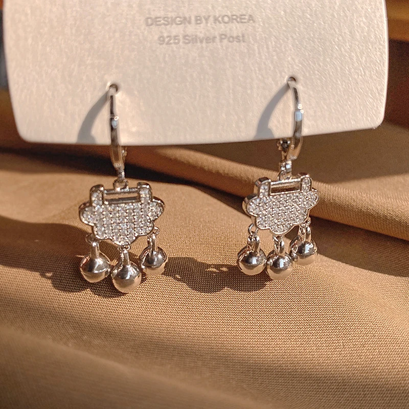 

Модные Изысканные посеребренные висячие серьги с замком для женщин и девушек темпераментные ювелирные изделия с циркониевой пряжкой типа ...