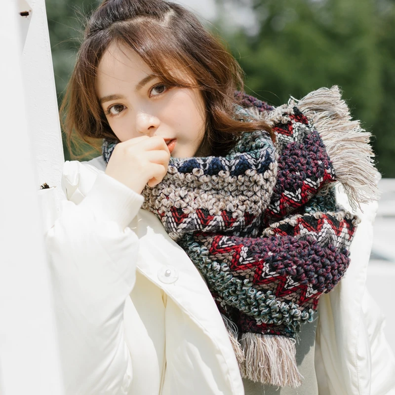 

Coarse Yarn Woven Tassel Floral Scarf