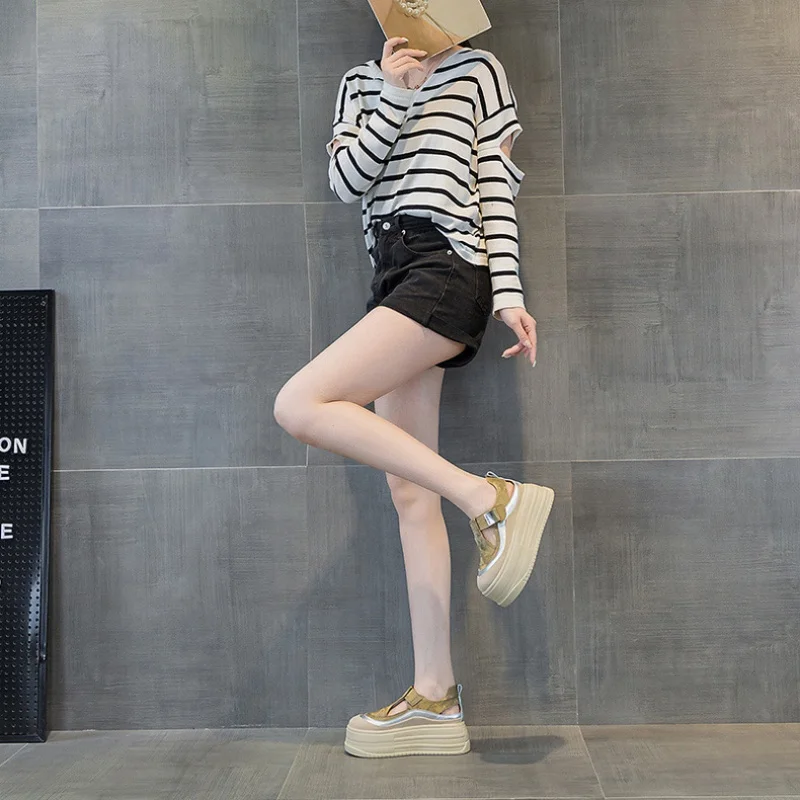 Женские босоножки на танкетке из натуральной кожи