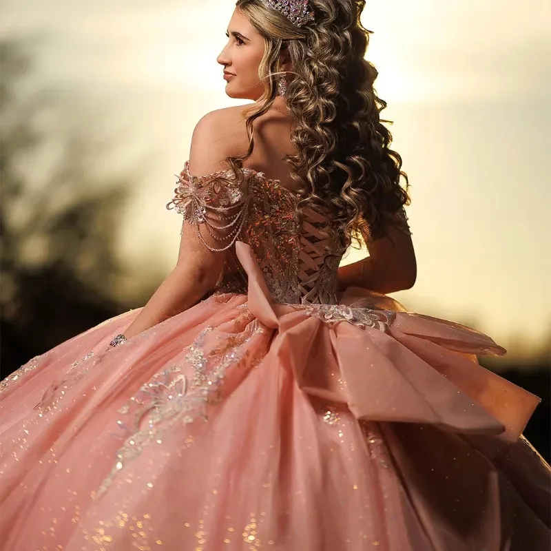 Фото Розовые блестящие платья Quinceanera, бальное платье с открытыми плечами, аппликации, кружевной бант, бисер, тюль, корсет, милое платье 16, блестящее №4