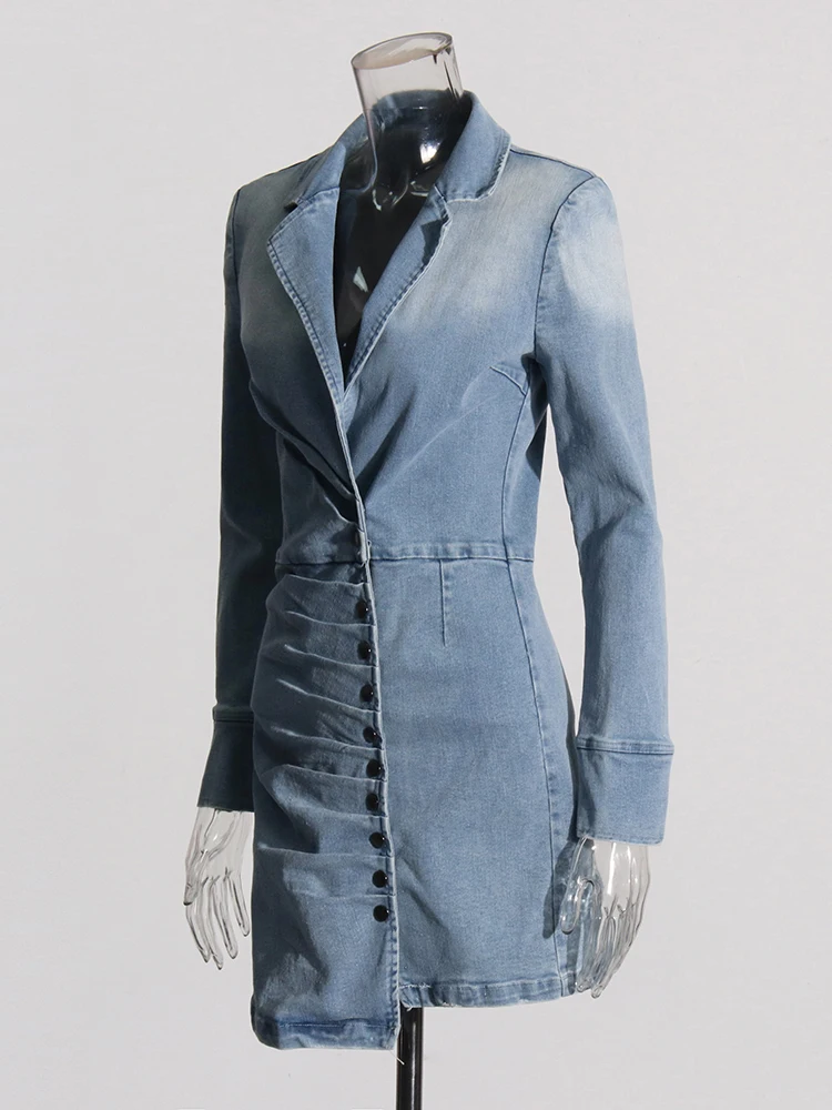 Темпераментные джинсовые однобортные мини-платья с длинными рукавами и высокой