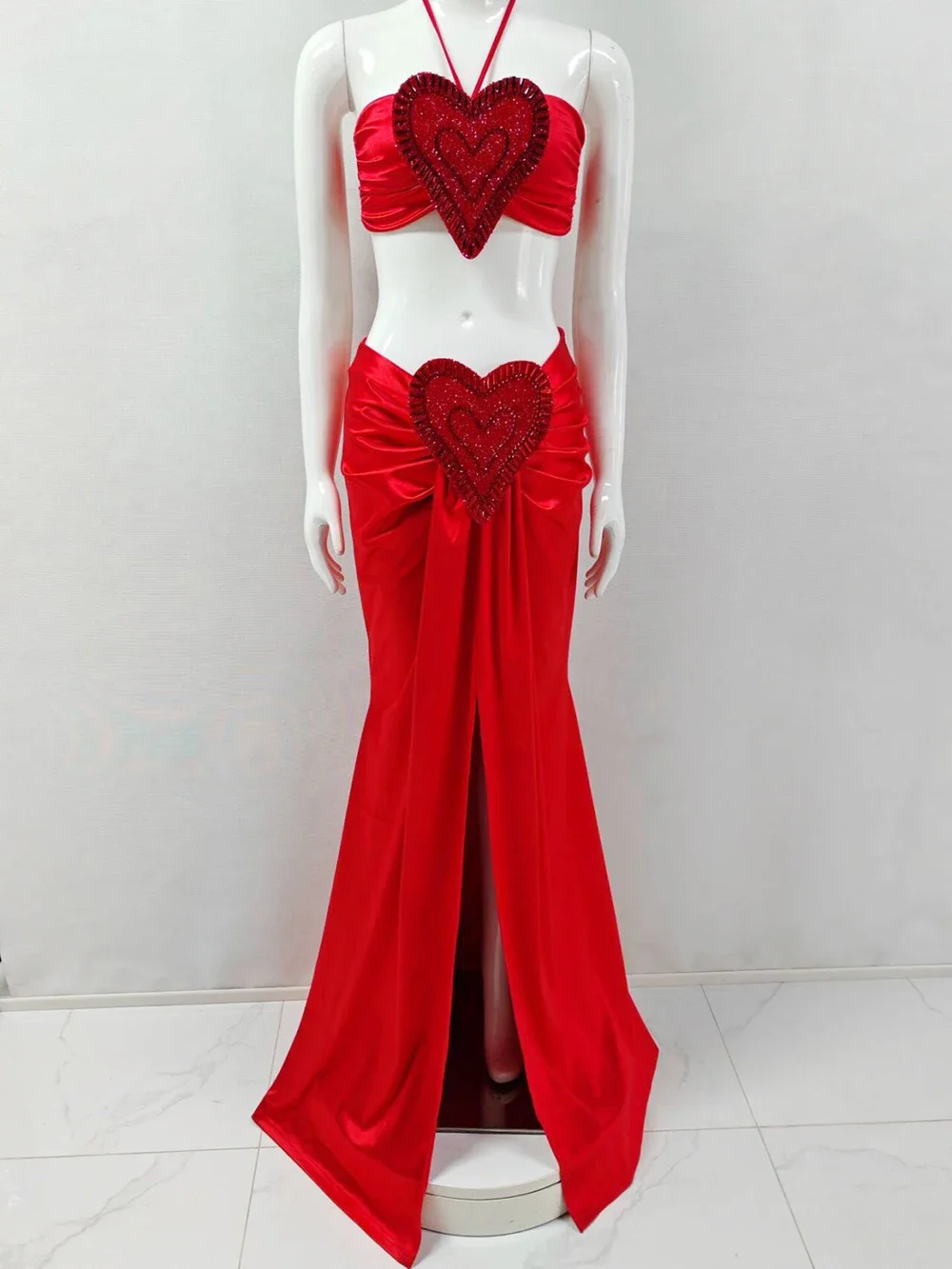 Укороченный топ с лямкой на шее и длинная юбка комплект из двух предметов