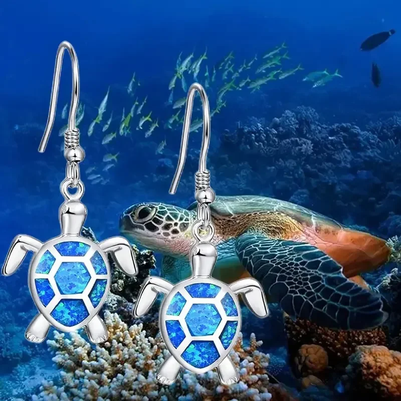 Серьги-гвоздики из белого белка королевского синего черепахи с подвеской в виде