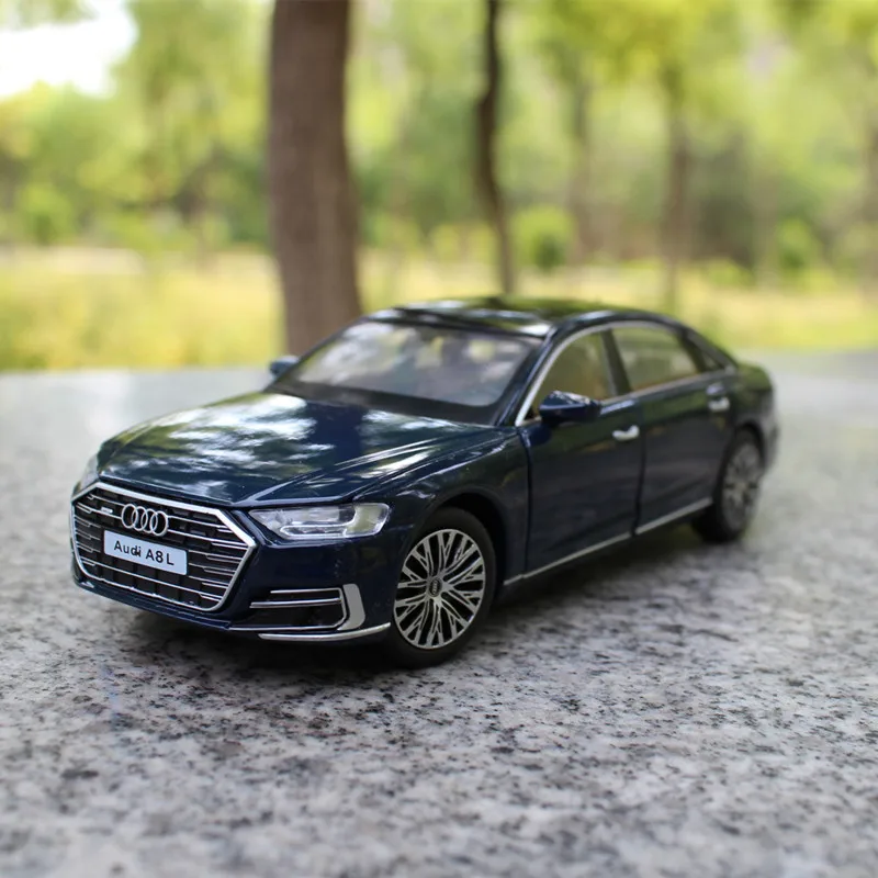 1:32 AUDI A8 2022 модель автомобиля из сплава рандомный амортизатор звук и светильник