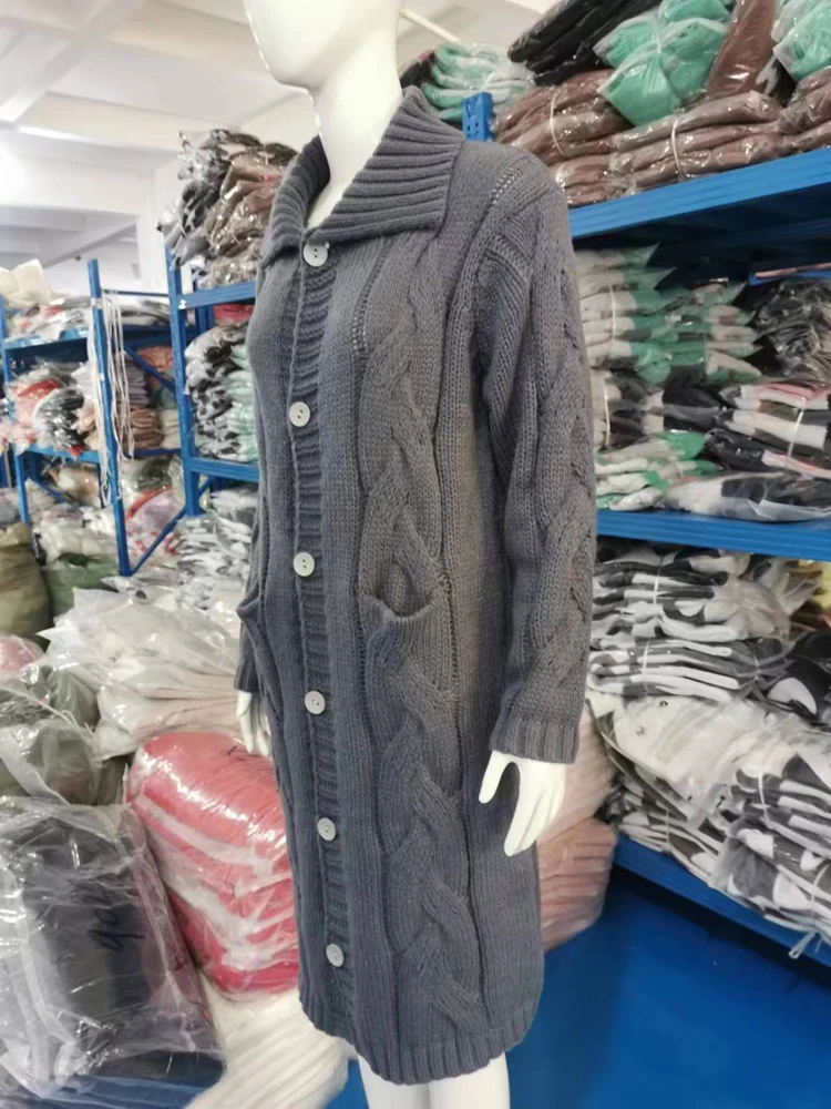 Женский трикотажный свитер оверсайз на пуговицах с длинным рукавом и карманами