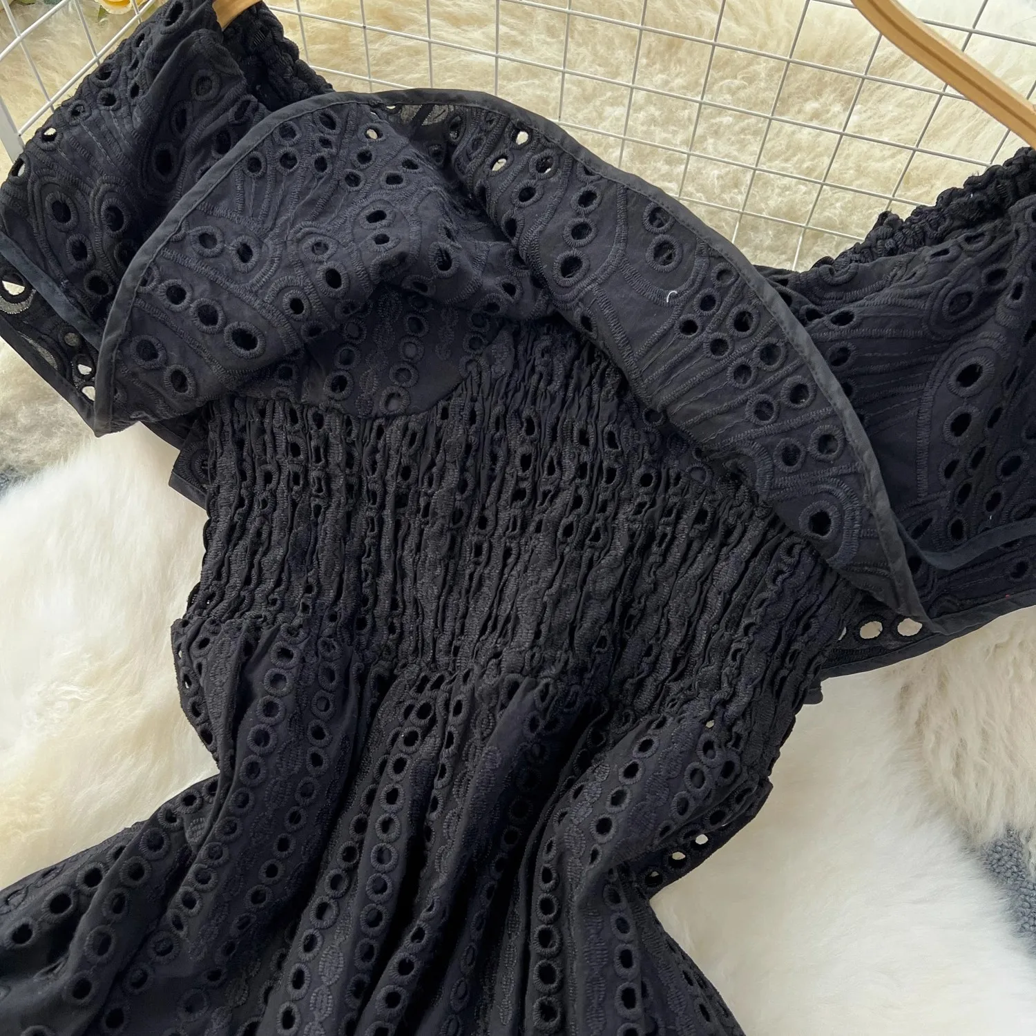 Длинное платье с белой цветочной вышивкой женское летнее каникульное разрезом