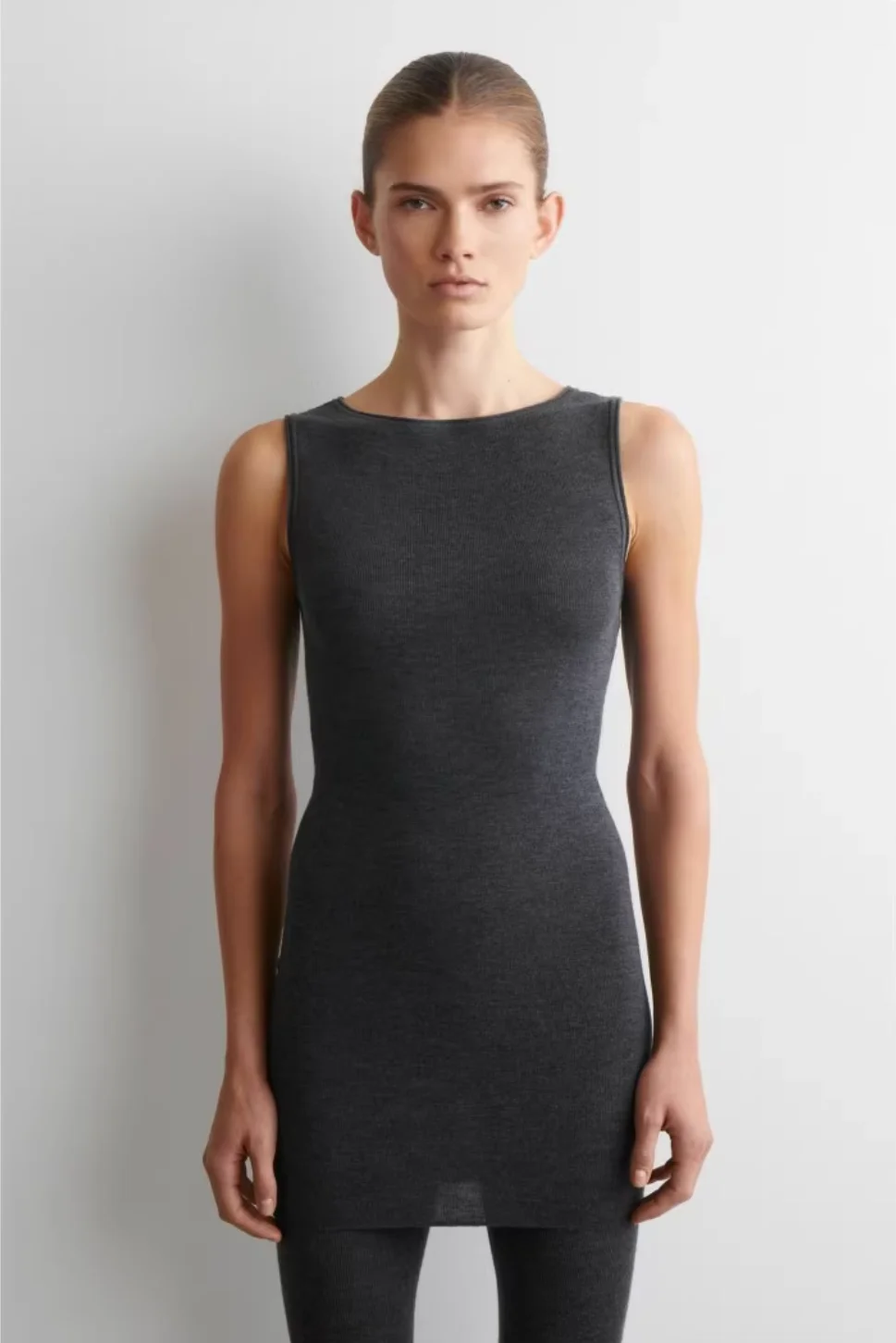 Фото XIMIAN APPAREL 2026 YAZHIMEI: Новинка весенней коллекции – женское повседневное приталенное мини-платье из смесовой шерсти, серое, с круглым вырезом №2