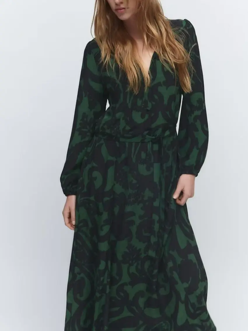 

Платье до середины икры с поясом, отложным воротником и длинным рукавом