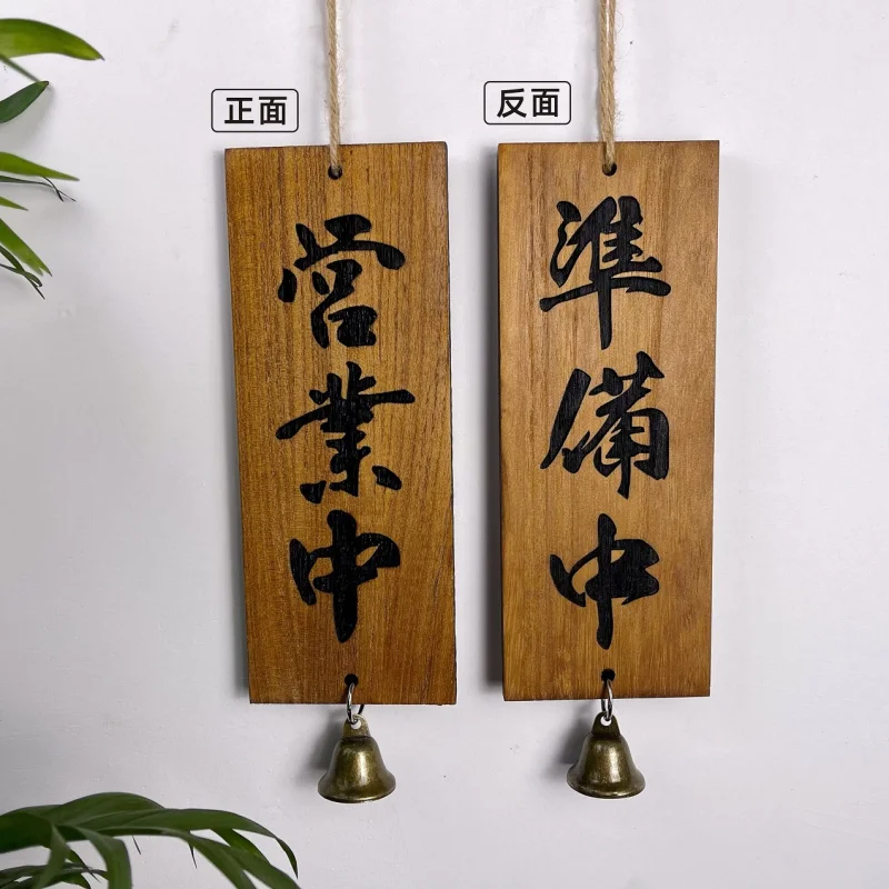 В магазине Листинг из цельного дерева открываются в отдых. Произдание двери дома