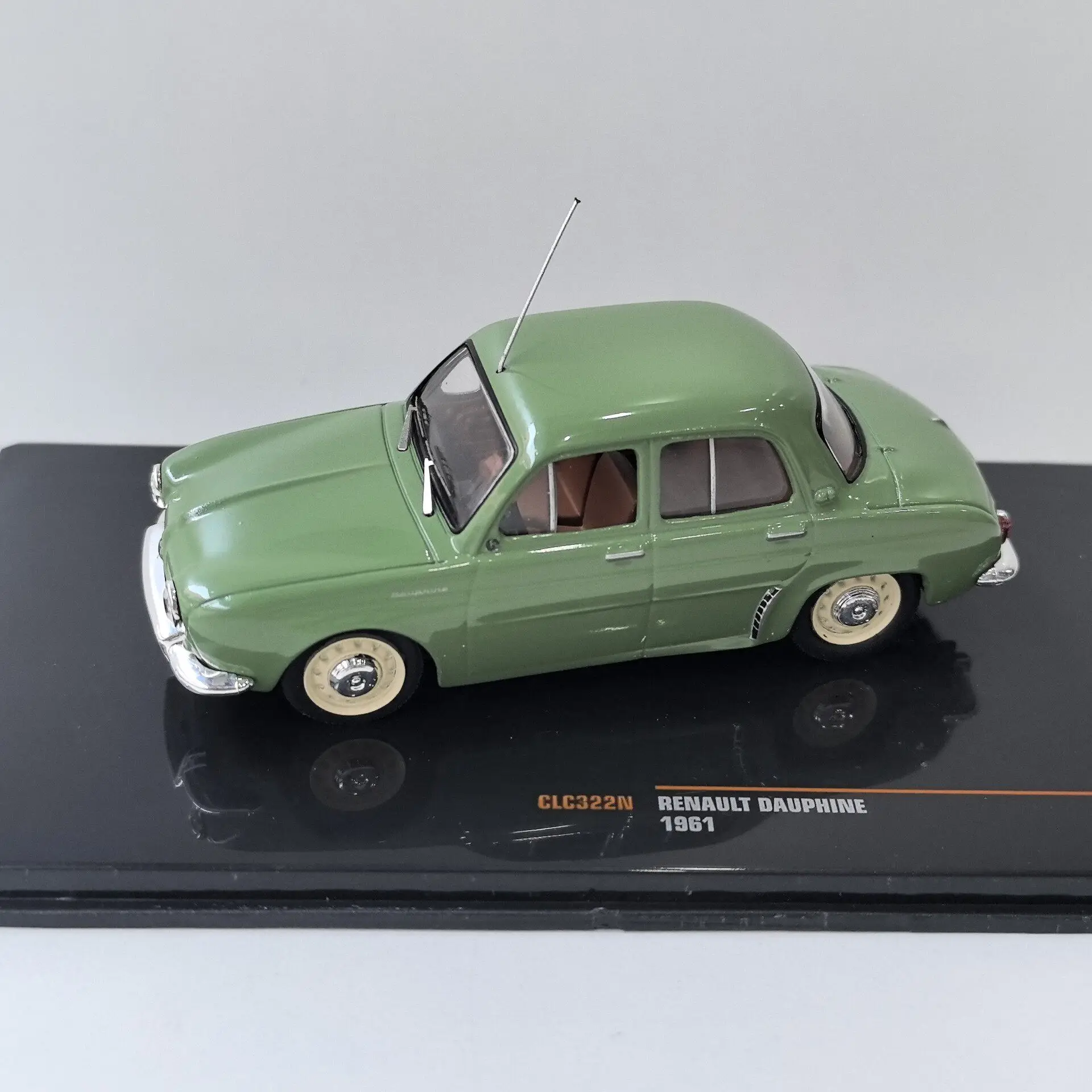 Фото Масштабная модель автомобиля RENAULT DAUPHINE 1961 из литого металла IXO 1/43 №3