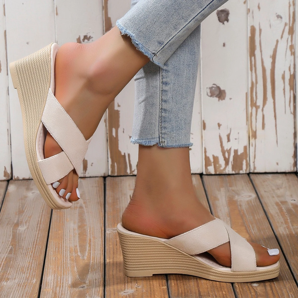 

Женские туфли 2023, летние однотонные шлепанцы на танкетке, сланцы, Модные Босоножки с открытым носком, без застежки, сандалии на платформе и в...