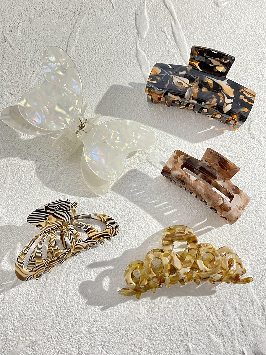 

Retro Butterfly Graffiti Geometric Hair Claw Clip For Women Elegant Ponytail Hollow Hairpin Clamp Headwear Hair Accessories 2022