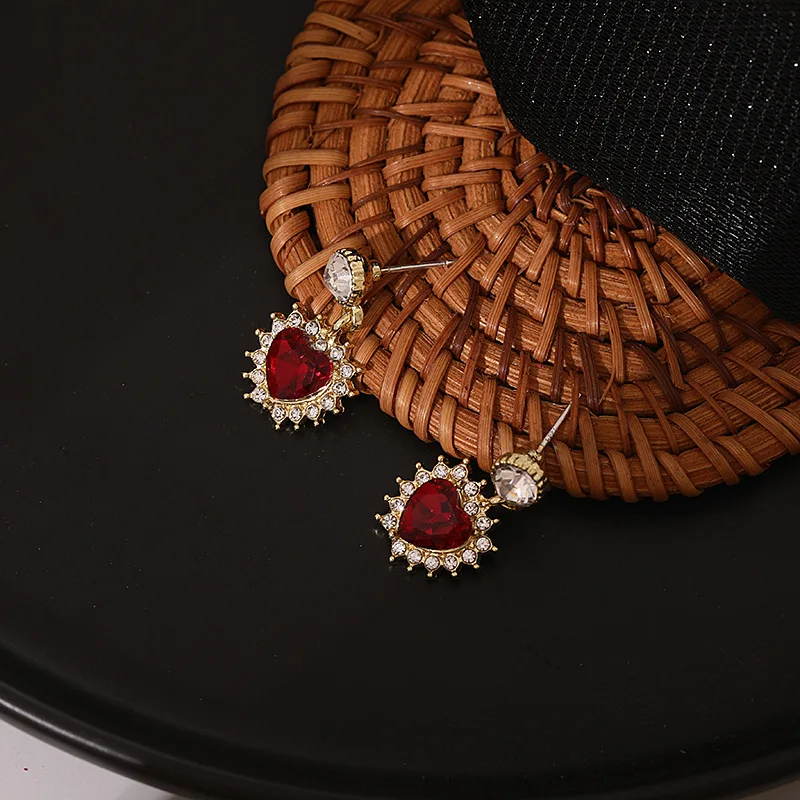 

Retro court style red love light luxury rhinestone spring niche earrings