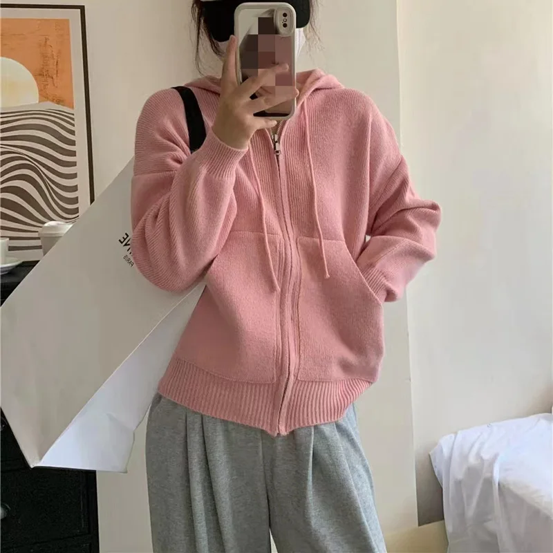 Рисунок 2 - Женский трикотажный кардиган с капюшоном