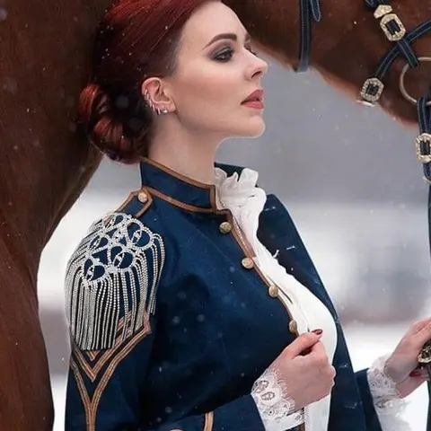 Брошь на плечо с кисточками и цепочкой сердце