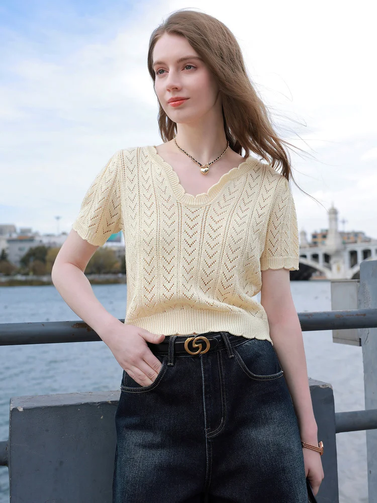 Трикотажная рубашка с коротким рукавом V-образным вырезом и пышными рукавами