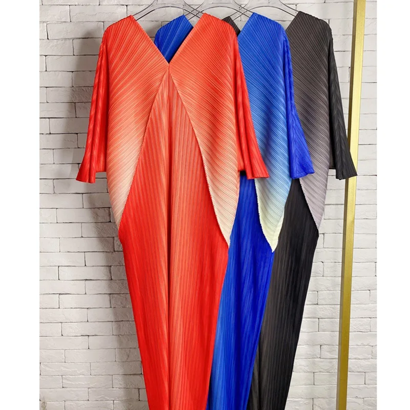 

Miyake pleated gradient dress 2022 spring and summer new loose large size slim V-neck dolman sleeve temperament long skirt