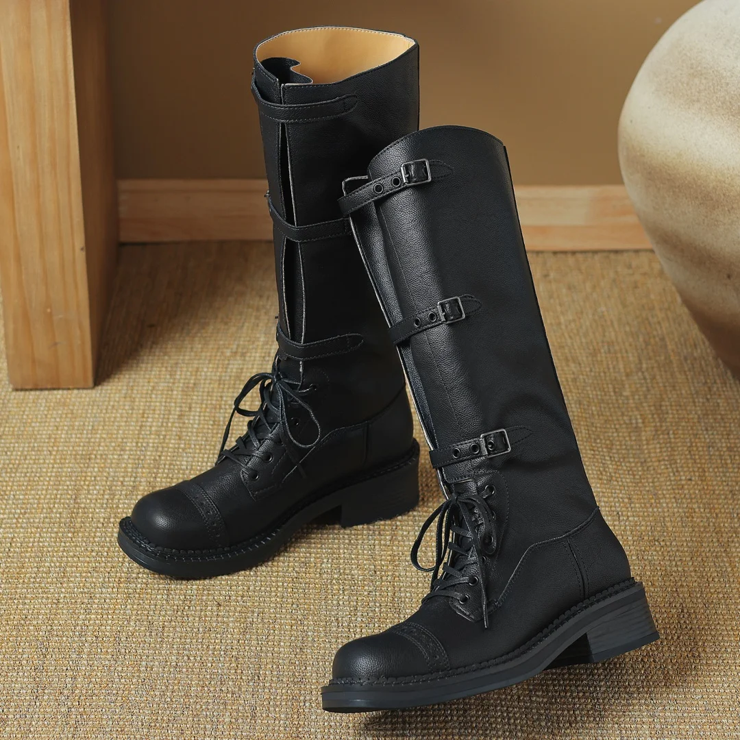 Женские сапоги до колена из натуральной кожи на шнуровке с металлической пряжкой