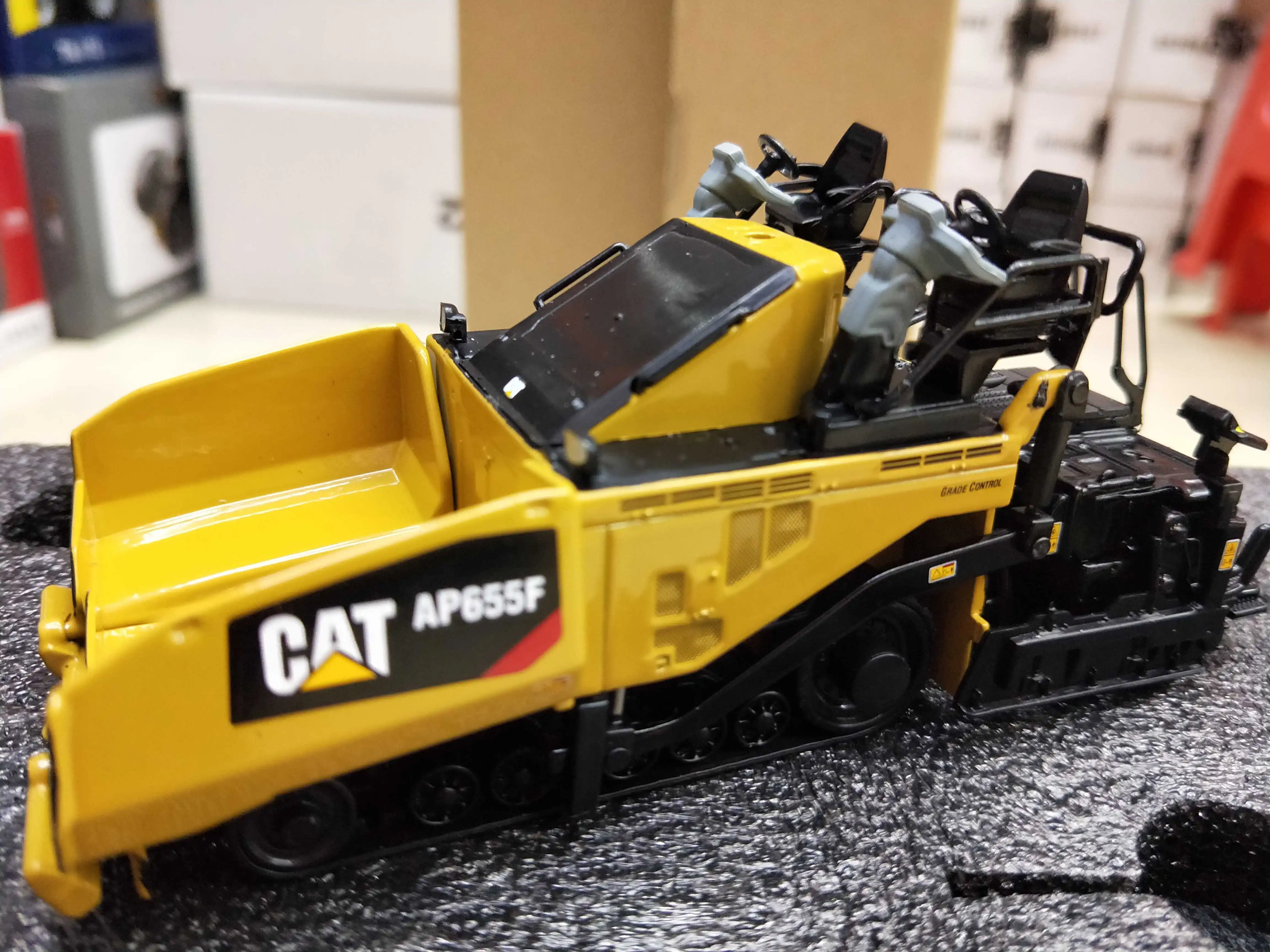 

DM 1:50 CAT AP655F гусеничный асфальтоукладчик инженерный автомобиль асфальтоукладчик модель 85590 подарки Сувенирные игрушки