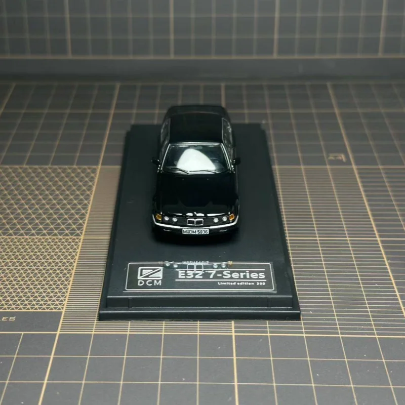 Фото Модель автомобиля DCM 1:64 E32 7-Series из черного сплава - В наличии №4