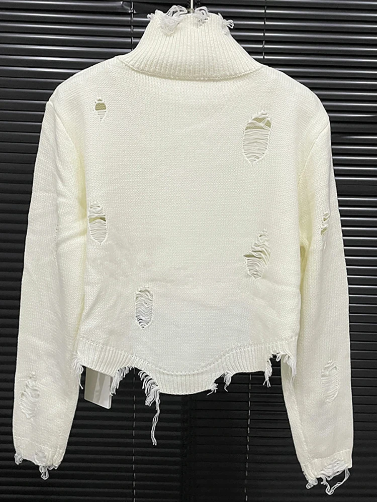 Женская водолазка в стиле пэчворк с рваными отверстиями