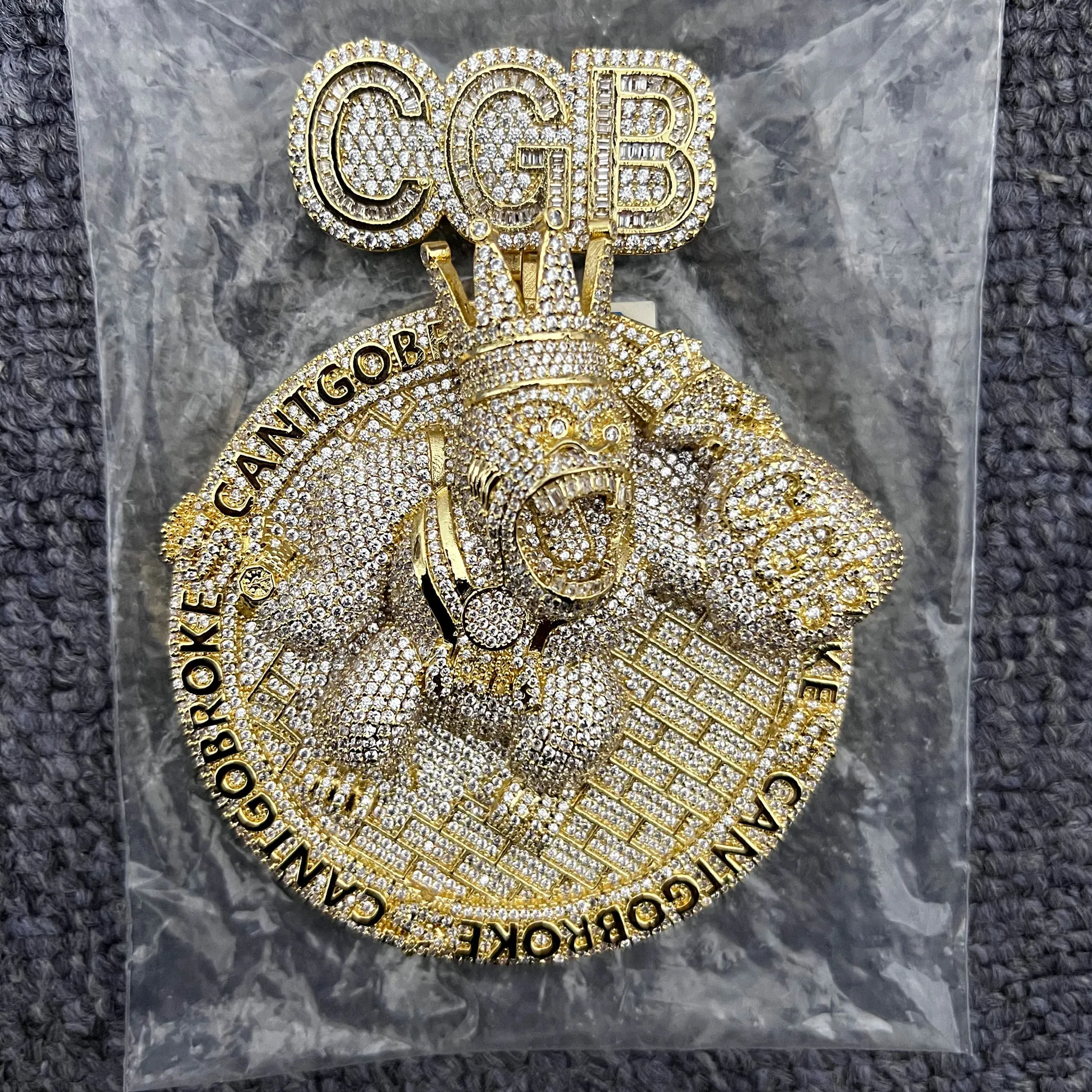 Ожерелье-подвеска с надписью CGB, украшенное стразами, в виде короны и руки гориллы, с сумкой для денег, в стиле хип-хоп, рэперское украшение, с круглой огранкой, памятный подарок (art.: 3920da3ad3bb2) - 3920da3ad3bb2