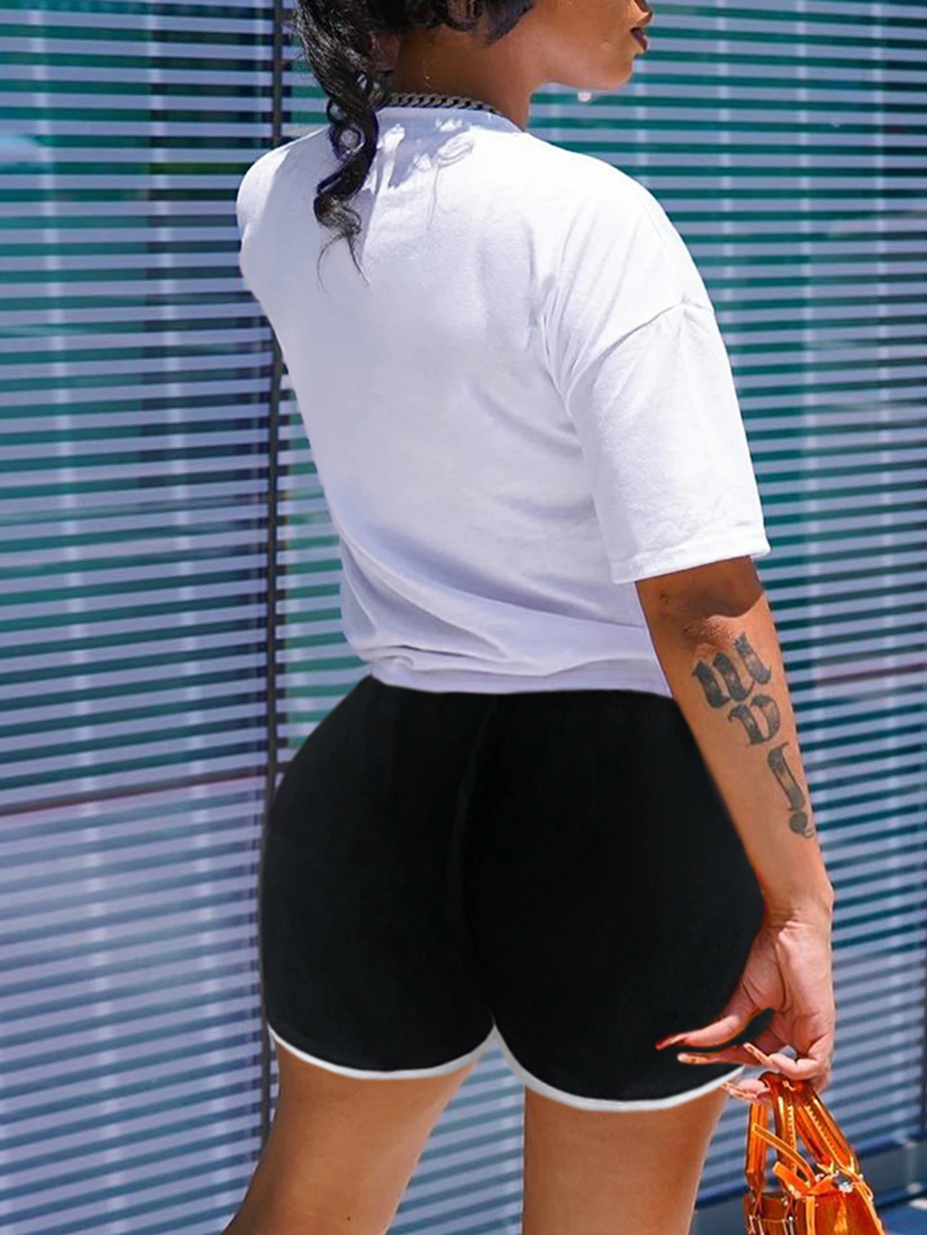 Женский летний комплект из футболки с круглым вырезом и шортов в полоску
