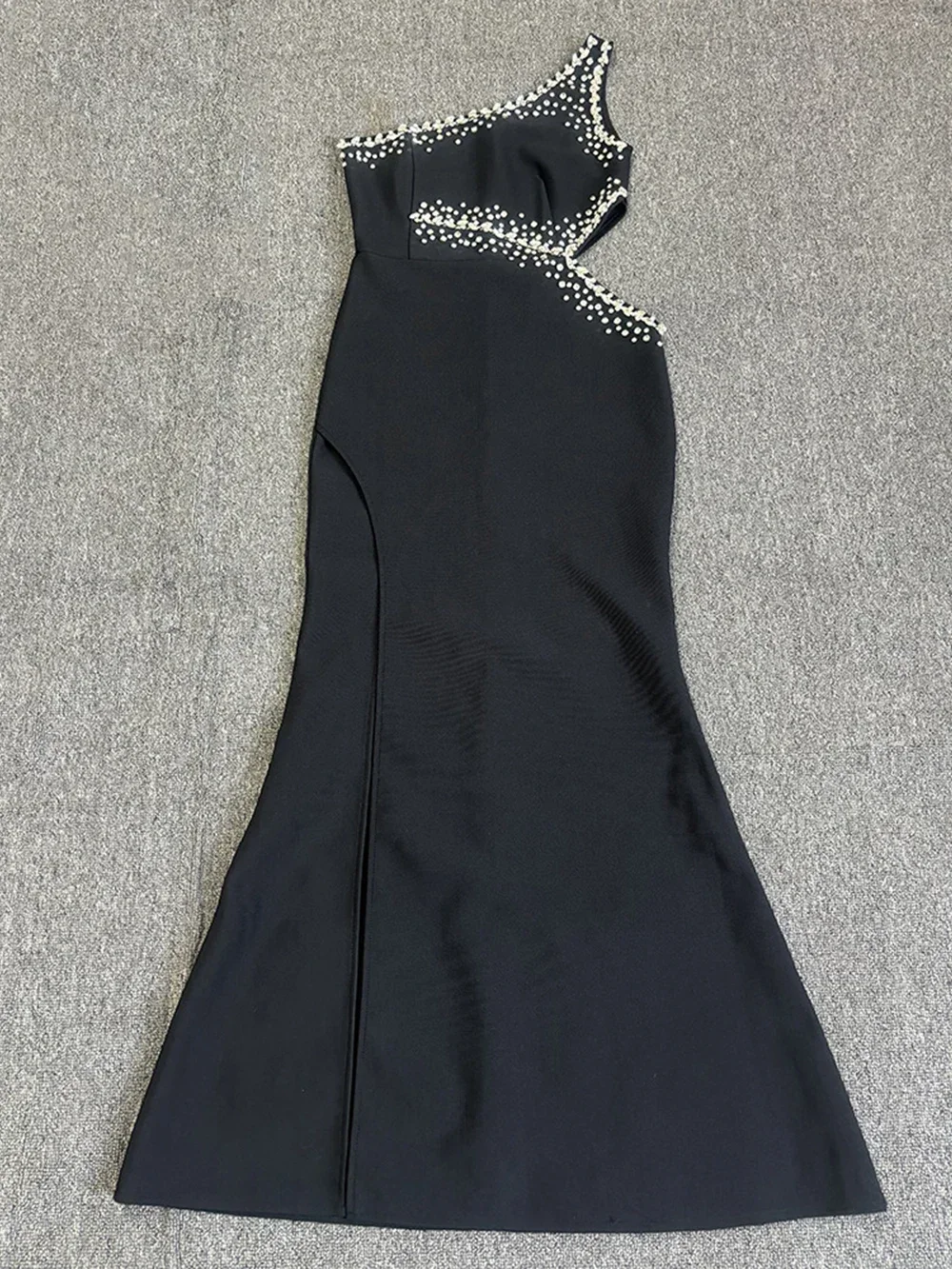 Женское платье-макси с одним открытым плечом без рукавов разрезом