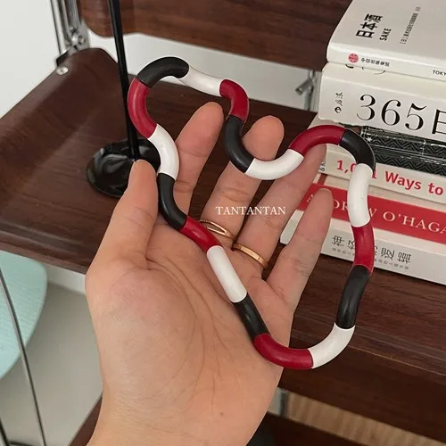 

Мини пластиковое абстрактное кольцо Mobius