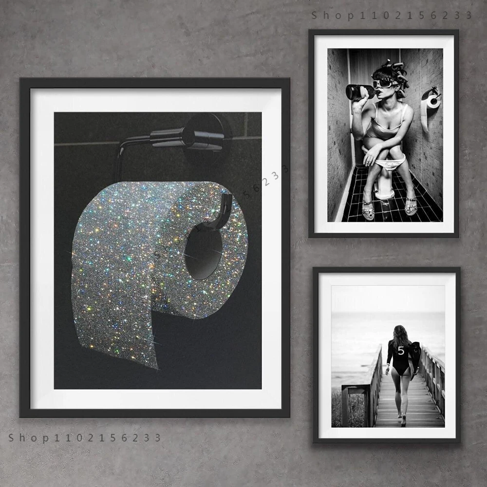 

Современный туалет, сексуальный стиль, черный, белый рулон бумаги, плакаты, бар, девушка, питьевая ванная комната, настенное искусство, декор...