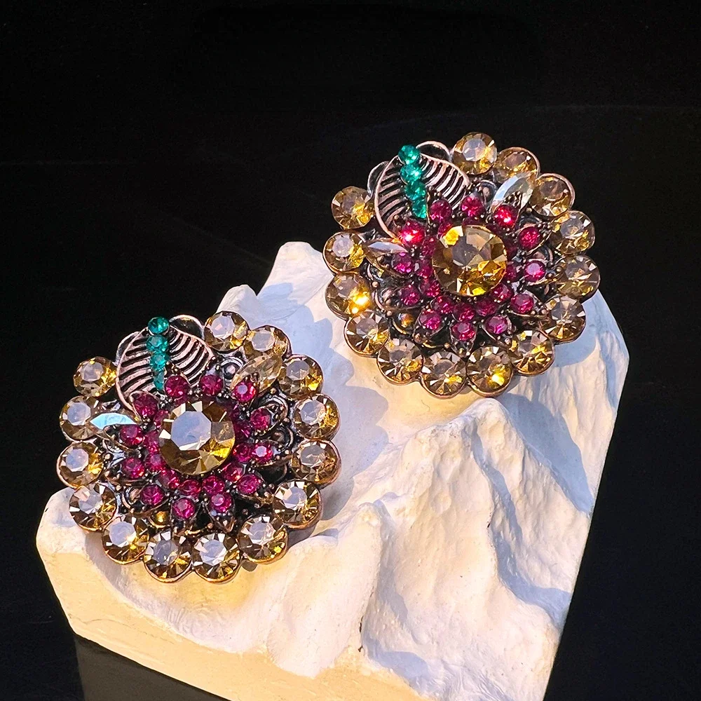 Роскошные красочные серьги-гвоздики со стразами и цветком лука для женщин