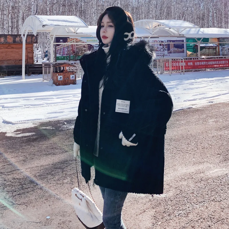 The new winter corduroy rabbit fur inner liner overcomes the hooded coat.