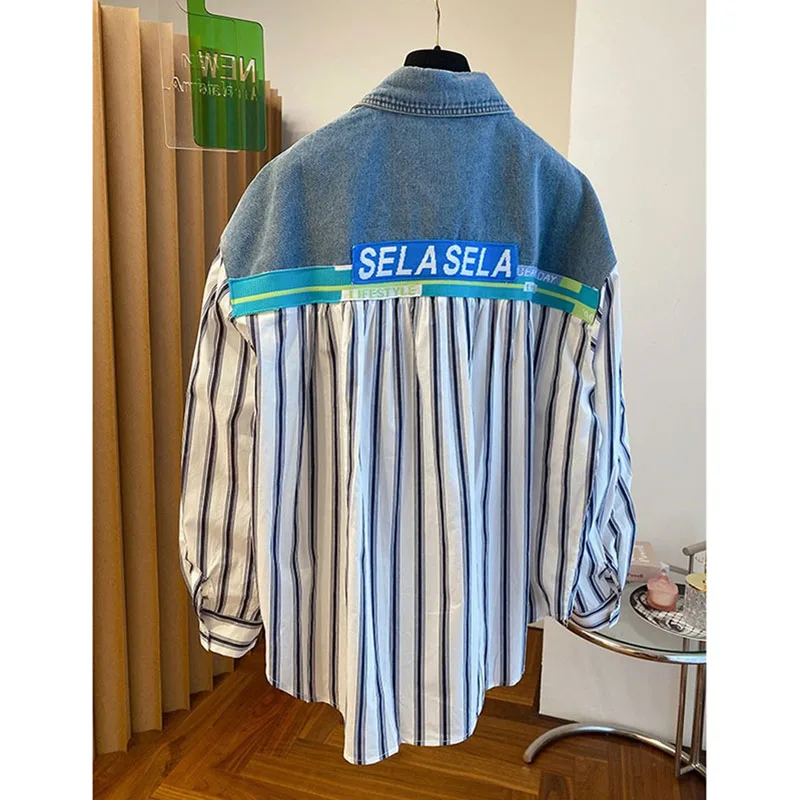 Женская рубашка в полоску с вышивкой виде букв Джинсовая блузка составного кроя