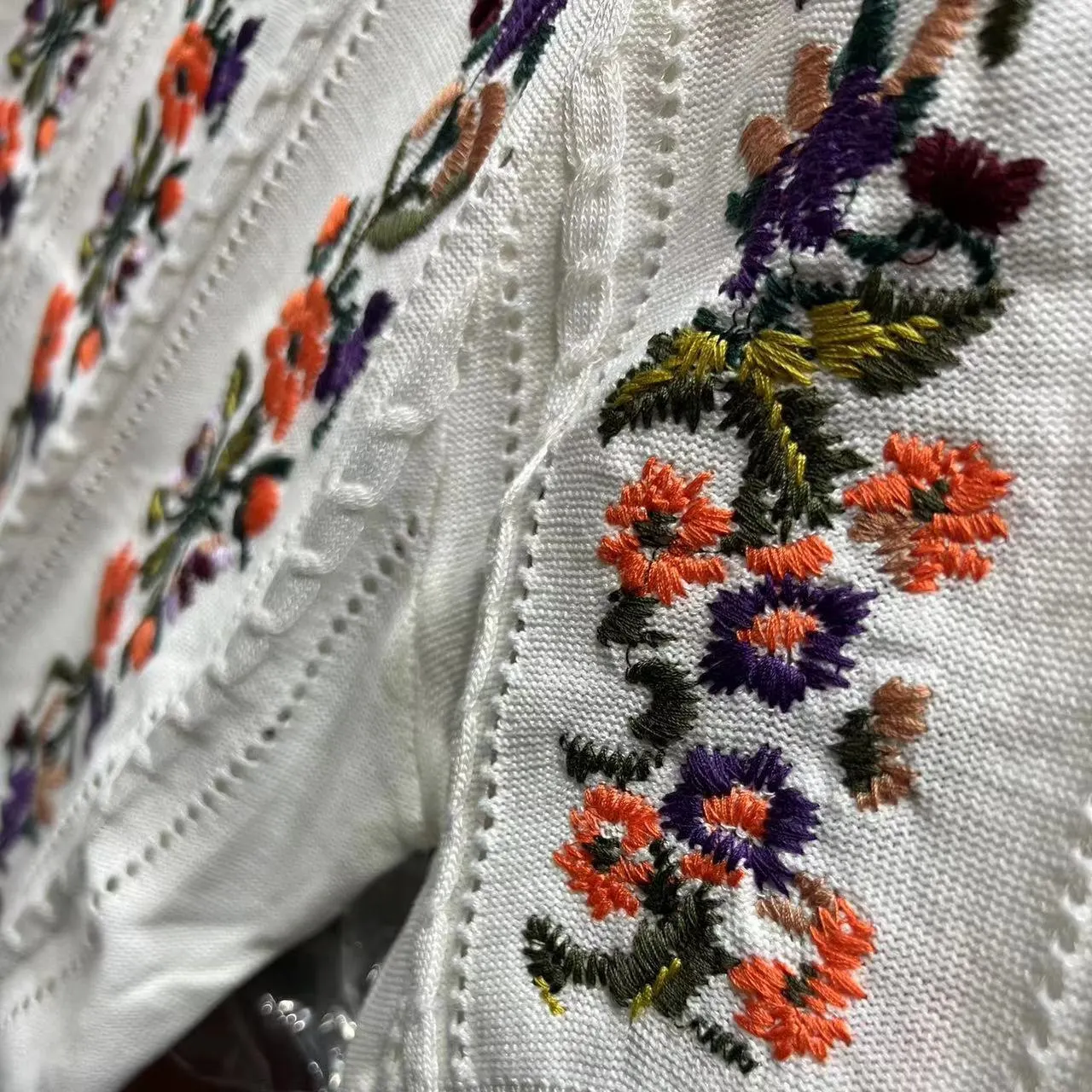 Женский трикотажный свитер с коротким рукавом и цветочной вышивкой