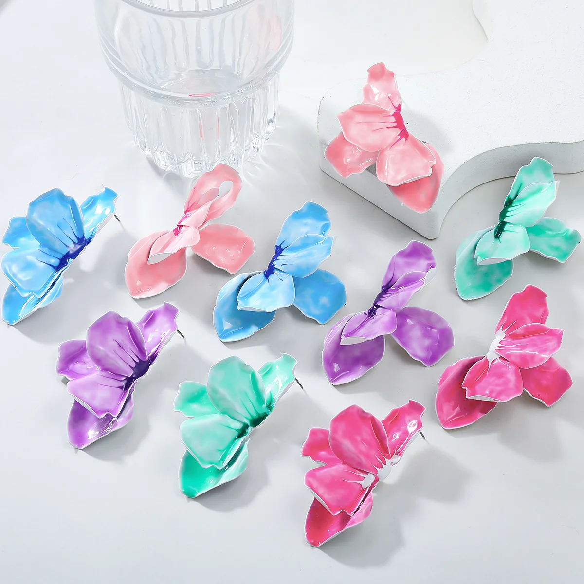 Металлические серьги-гвоздики конфетных цветов с геометрическим рисунком для