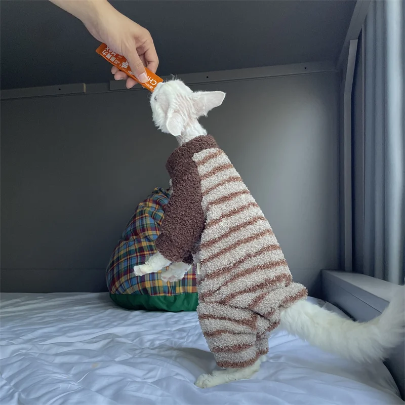 Фото Теплый мягкий кофейный флисовый комбинезон для кота-сфинкса, зимнее пальто с четырьмя ножками в толстую фиолетовую полоску для толстовки Devon Rex для котят №5