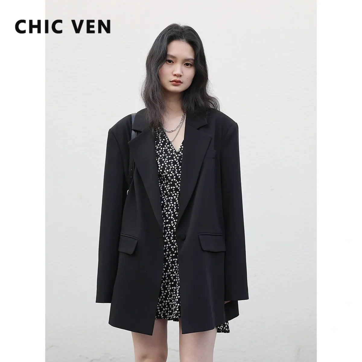 Женский блейзер с широкими плечами