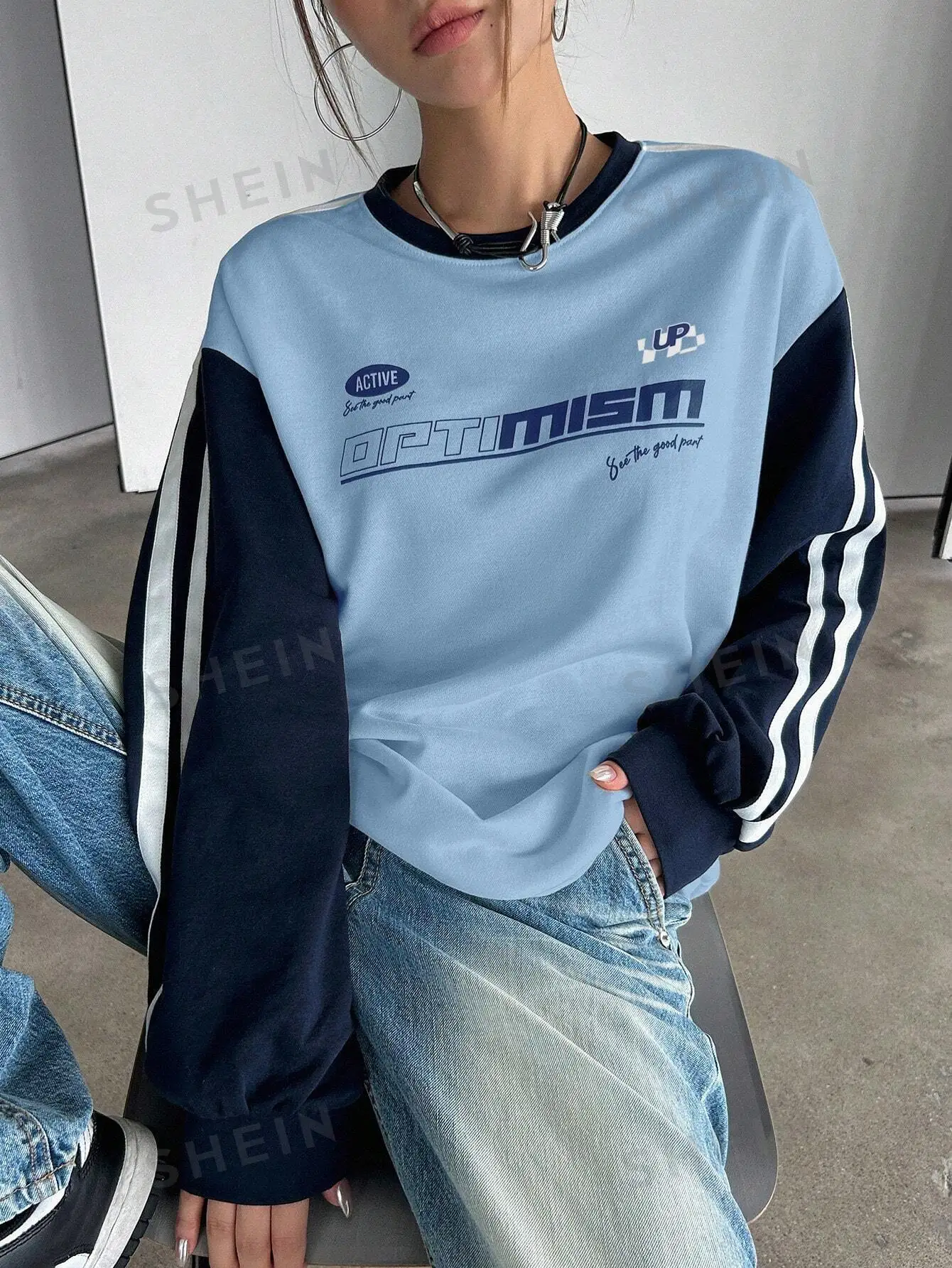 Свитшот DAZY в полоску с принтом букв и спущенными плечами