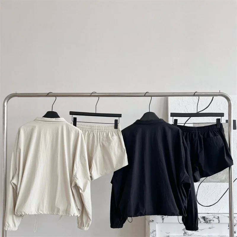 Женский комплект из двух предметов пиджак и шорты на завязках с надписью