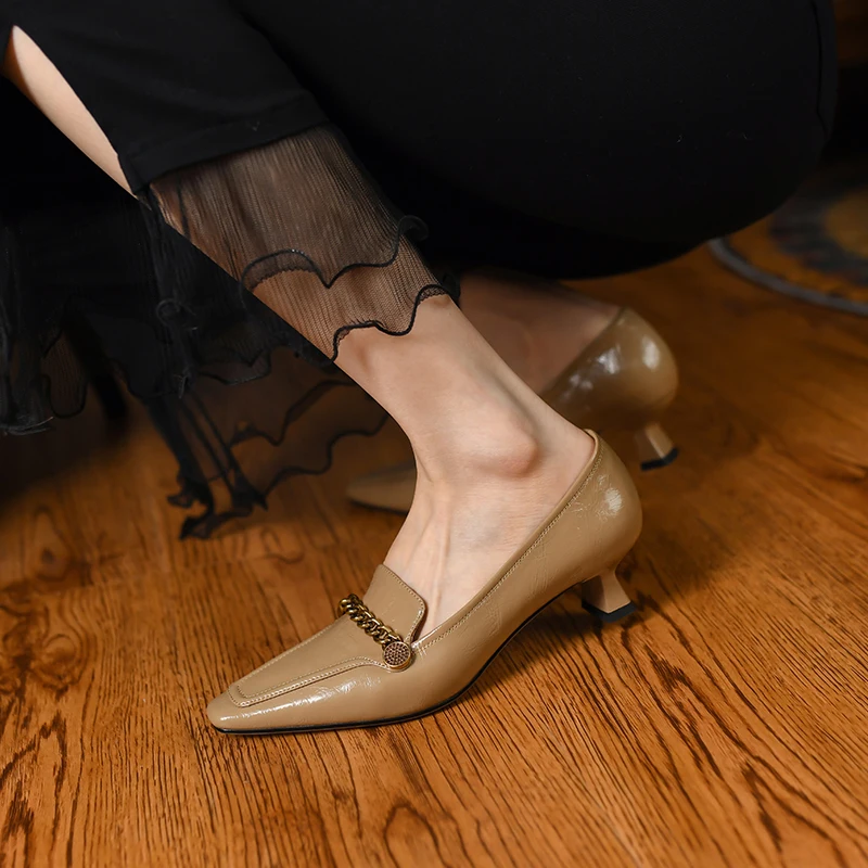 

Женские туфли-лодочки из натуральной воловьей кожи, на высоком каблуке 22-2022 см, с квадратным носком и металлической цепочкой, с глубоким выр...