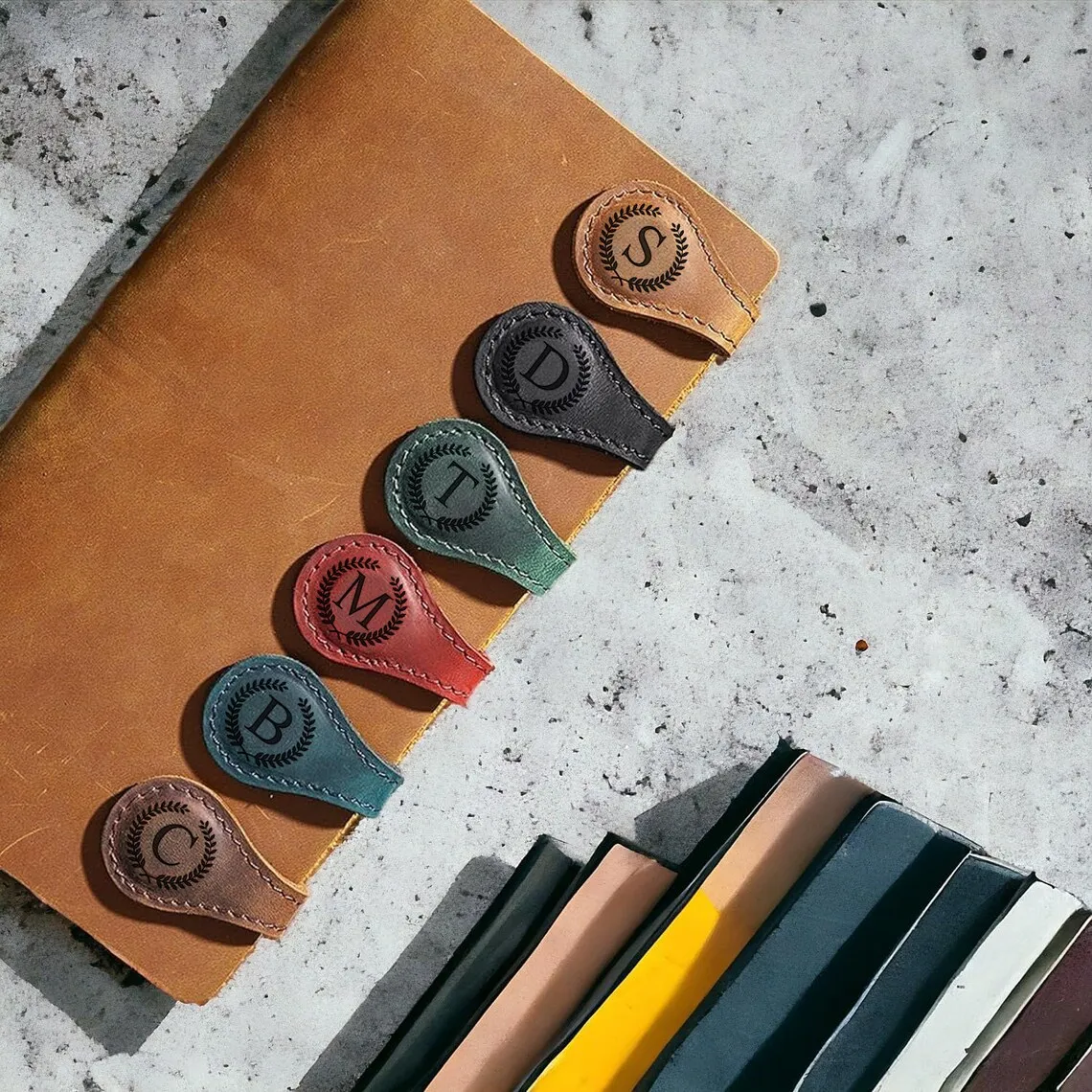 Кожаная магнитная закладка персонализированная кожаная с инициалами ручная